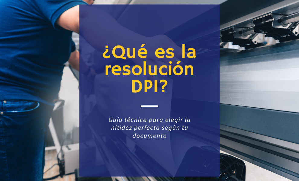 Técnico ajustando la resolución DPI de un documento en el menú de impresión de la oficina.