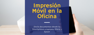 Empleado realizando la impresión desde smartphones en la multifunción de oficina
