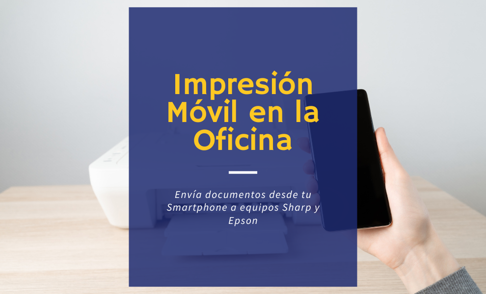 Empleado realizando la impresión desde smartphones en la multifunción de oficina