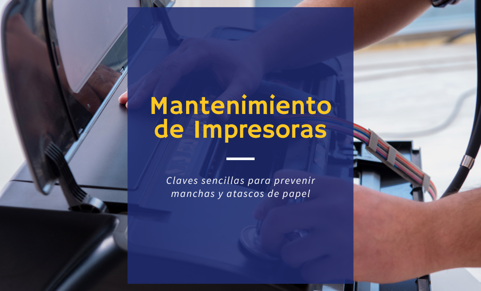 Técnico ejecutando la limpieza y mantenimiento físico de impresoras en Inforcopy.