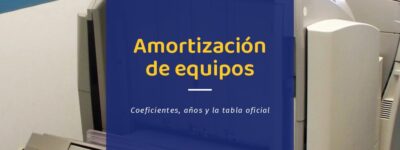 Puesto de oficina con un monitor, una torre de ordenador, una multifunción de sobremesa y un teléfono sobre la misma mesa