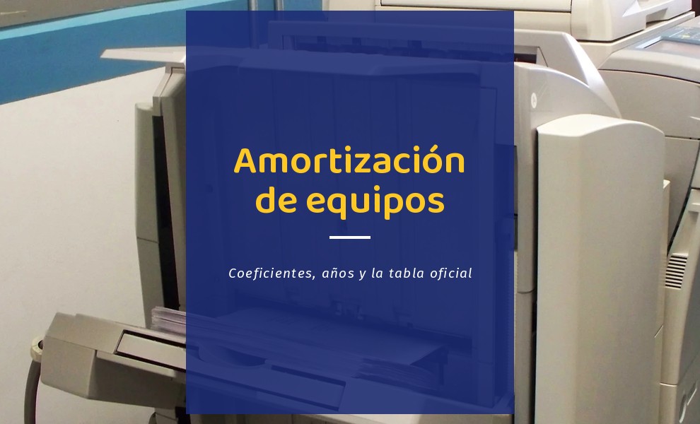 Puesto de oficina con un monitor, una torre de ordenador, una multifunción de sobremesa y un teléfono sobre la misma mesa