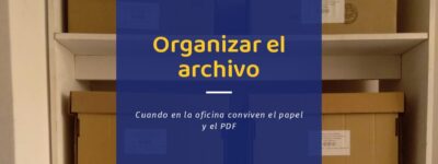 Cajas de archivo rotuladas en una estantería: cómo organizar el archivo de una oficina en papel