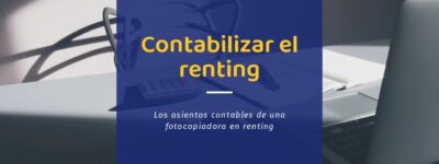 Mesa de oficina con calculadora, libreta con cuentas a mano y portátil, donde se revisa cómo contabilizar el renting de la impresora