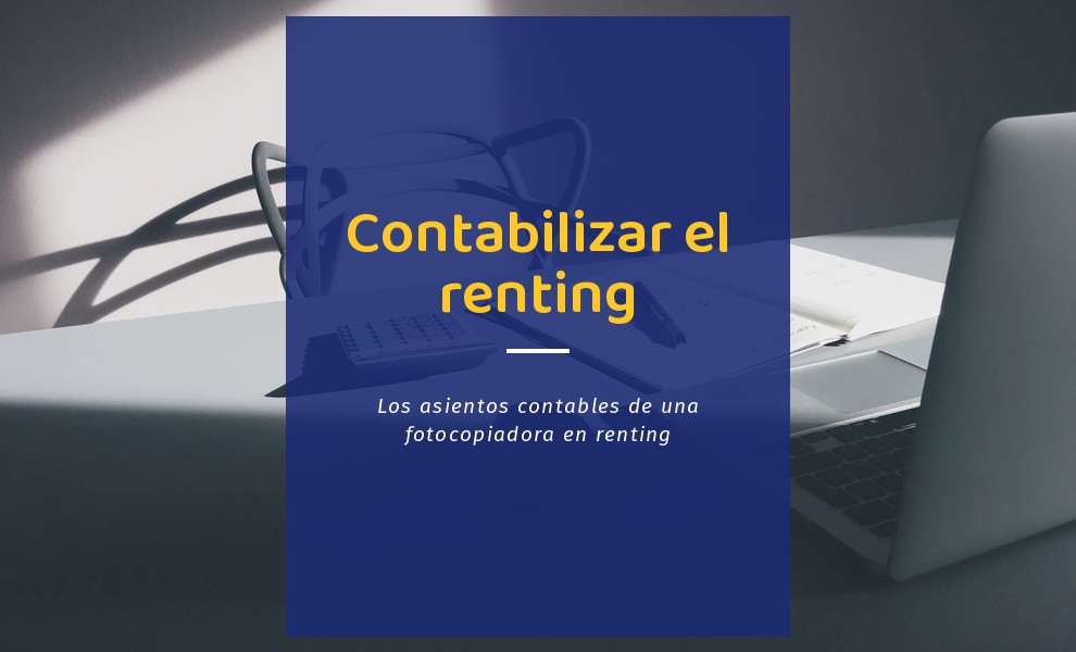 Mesa de oficina con calculadora, libreta con cuentas a mano y portátil, donde se revisa cómo contabilizar el renting de la impresora