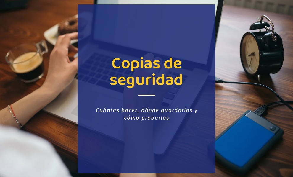 Copias de seguridad para empresas: disco duro externo conectado por USB a un portátil en una mesa de trabajo