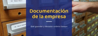 Libro mayor manuscrito abierto por dos cuentas, con la fecha de cada apunte a la izquierda y el saldo al final