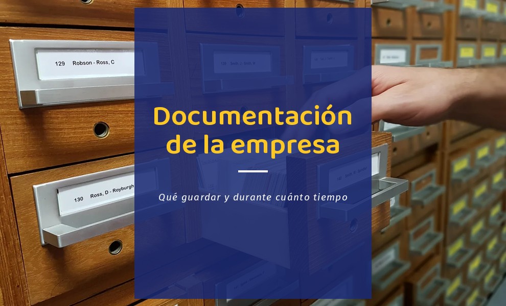 Libro mayor manuscrito abierto por dos cuentas, con la fecha de cada apunte a la izquierda y el saldo al final