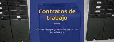Cuánto tiempo hay que guardar los contratos de trabajo y el registro de jornada: reloj de fichar entre dos casilleros de tarjetas numeradas por trabajador