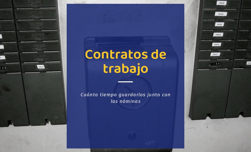 Cuánto tiempo hay que guardar los contratos de trabajo y el registro de jornada: reloj de fichar entre dos casilleros de tarjetas numeradas por trabajador