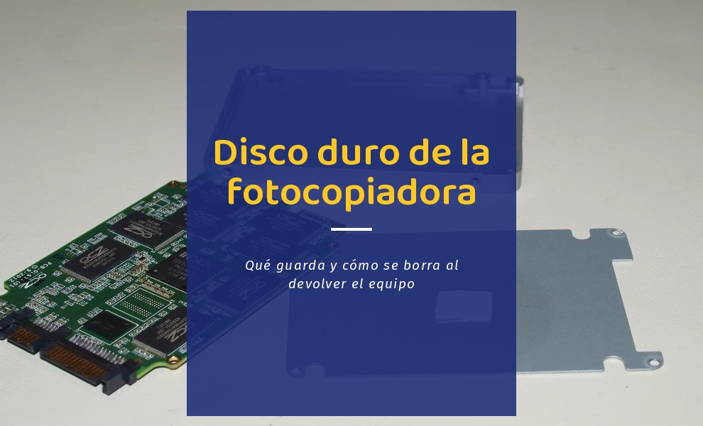 Unidad SSD abierta con su placa de chips de memoria flash, el soporte que sustituye al disco duro de la fotocopiadora en los modelos nuevos