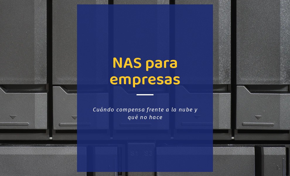 NAS para empresas: frontal de un aparato de almacenamiento en red con cinco bahías de discos extraíbles en fila