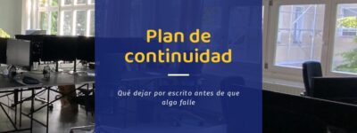Plan de continuidad de negocio: puestos de trabajo de una oficina pequeña, vacíos y con los monitores apagados a primera hora