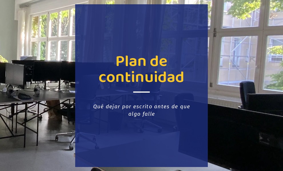 Plan de continuidad de negocio: puestos de trabajo de una oficina pequeña, vacíos y con los monitores apagados a primera hora