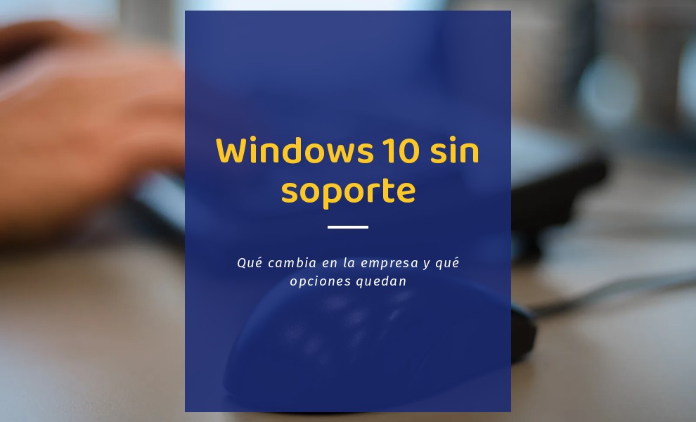 Windows 10 fin de soporte en la empresa: teclado y ratón de un puesto de oficina con las manos trabajando