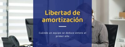 Libertad de amortización: oficinista trabajando en su escritorio con documentos y calculadora