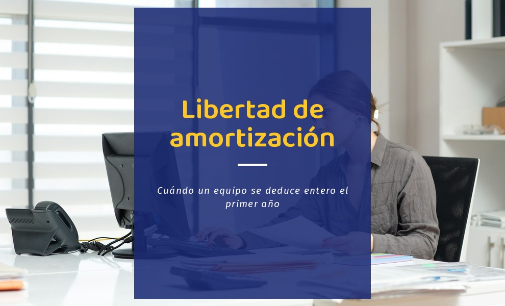 Libertad de amortización: oficinista trabajando en su escritorio con documentos y calculadora