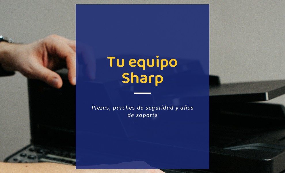 Una persona maneja el panel de una multifunción de oficina